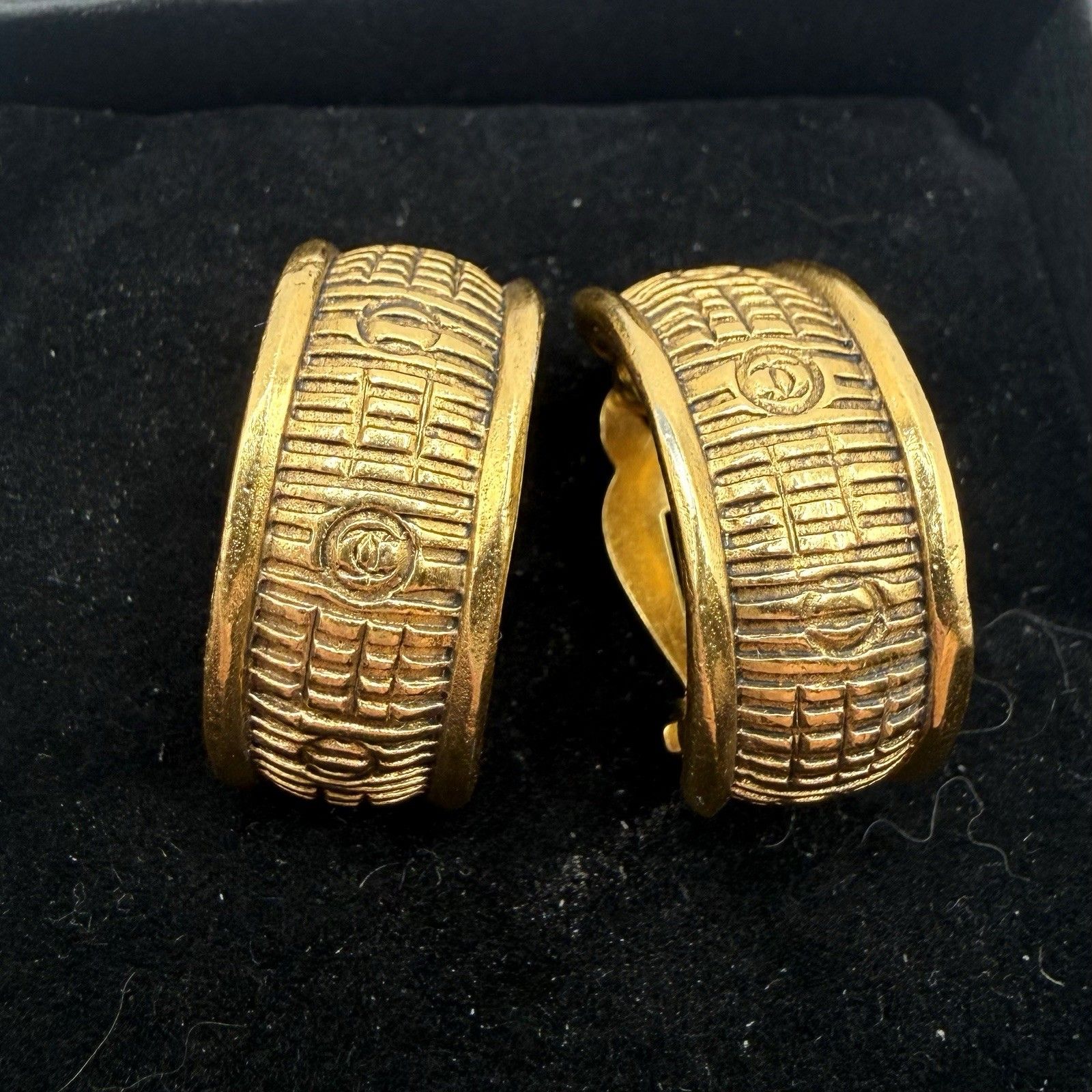 Vintage Chanel Gold Tone Basket Weave Cc Half Hoop Clip Earrings France Read